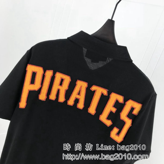 GUCCI古馳 19早春新款 拼色條紋“PIRATES”刺繡字母 絲光珠地棉 男款Polo衫 ydi1730